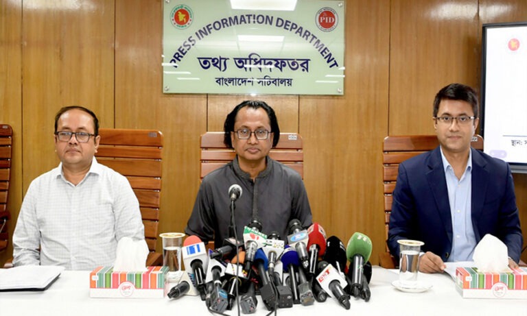 জনগণের দোরগোড়ায় স্বাস্থ্যসেবা পৌঁছে দিতে কাজ করছে সরকার : তথ্য উপদেষ্টা
