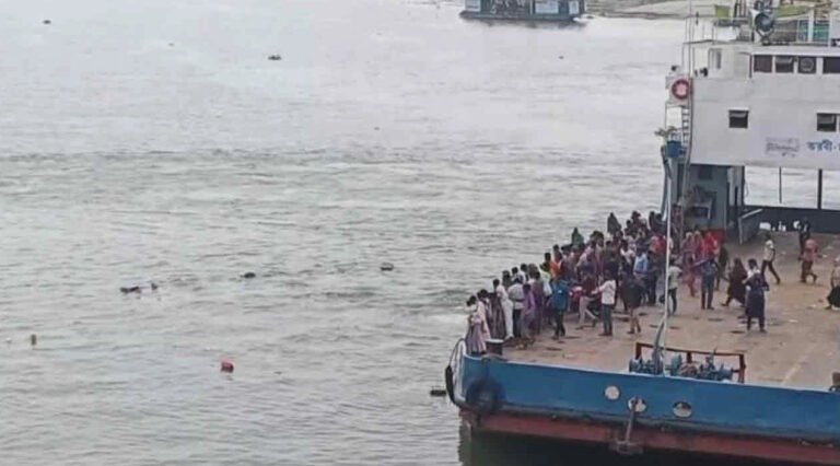 আবারও দৌলতদিয়ায় যাত্রীবাহী বাস উল্টে নদীতে, হতাহতের আশঙ্কা
