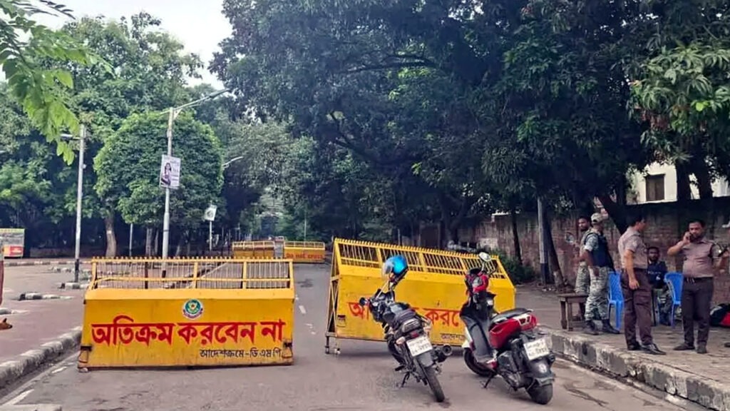 ধানমন্ডিতে কঠোর অবস্থানে আইনশৃঙ্খলা বাহিনী