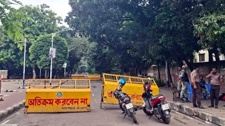 ধানমন্ডিতে কঠোর অবস্থানে আইনশৃঙ্খলা বাহিনী
