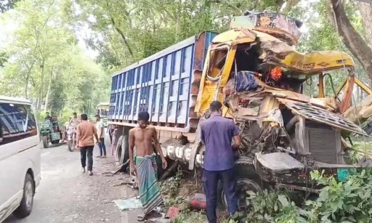 মাদারীপুরে ২ ট্রাকের সংঘর্ষে চালক নিহত