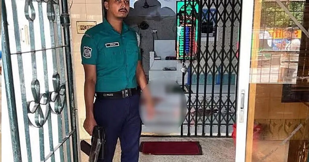 খুলনায় ফজরের নামাজের সময় মসজিদে ঢুকে গুলি, আহত ২