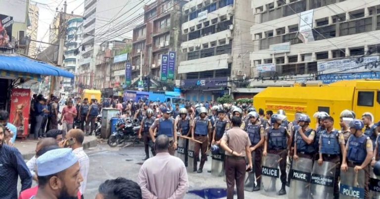 ইসলামী ব্যাংকের সামনে পুলিশের লাঠিচার্জ, টিয়ারশেল-জলকামান নিক্ষেপ