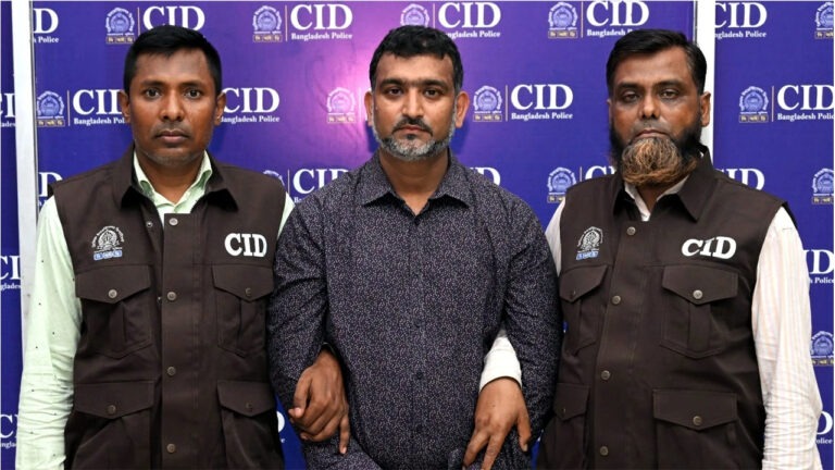 গ্রাহকের ক্রেডিট কার্ড নিয়ে জালিয়াতি, সাবেক ব্যাংক কর্মকর্তা গ্রেফতার