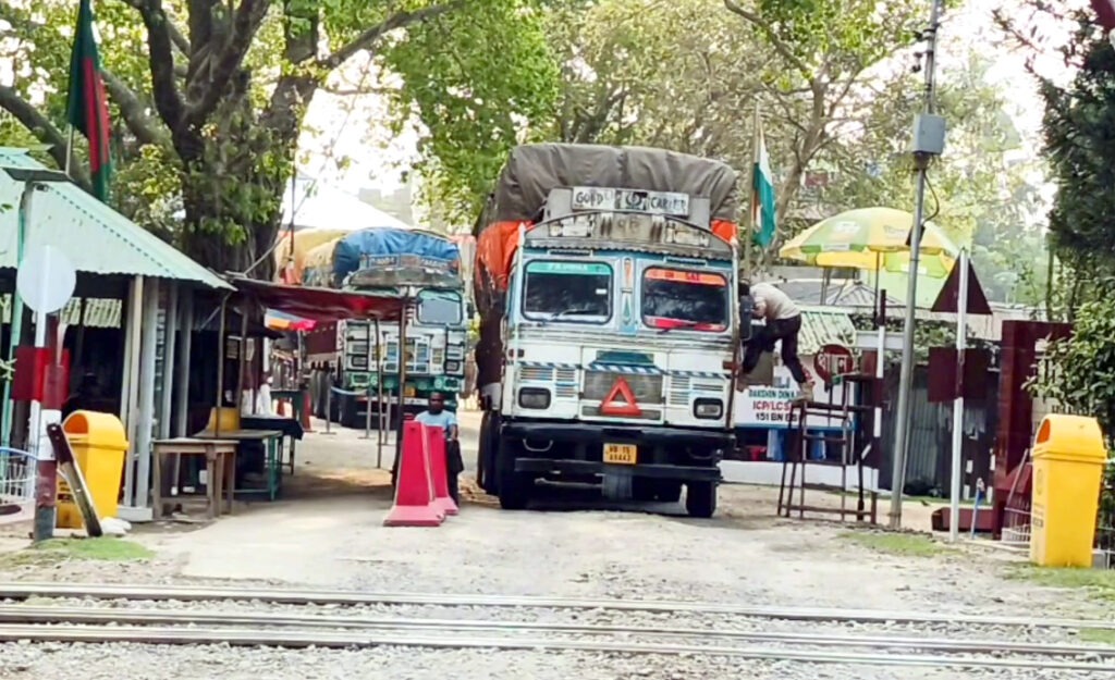 টানা ৭ দিন বন্ধের পর হিলি বন্দরে আমদানি-রপ্তানি শুরু