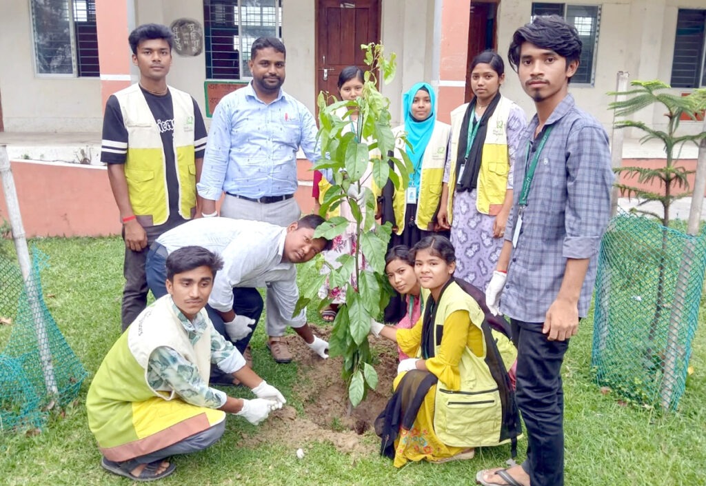 বীরগঞ্জে বৃক্ষরোপণ ও পরিচ্ছন্নতা অভিযান