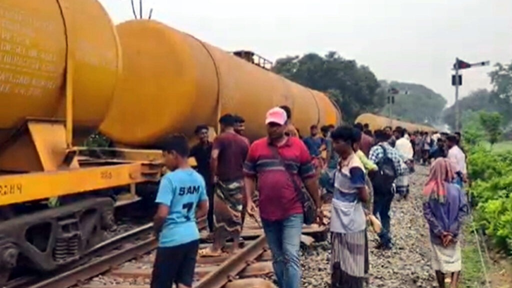 মালবাহী ট্রেন লাইনচ্যুত, খুলনার সঙ্গে উত্তরবঙ্গের রেলযোগাযোগ বন্ধ