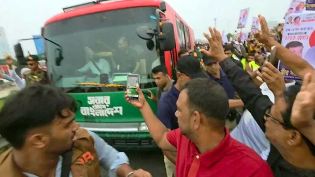 প্রথমবারের মতো পদ্মা সেতু পাড়ি দিলেন প্রধানমন্ত্রী