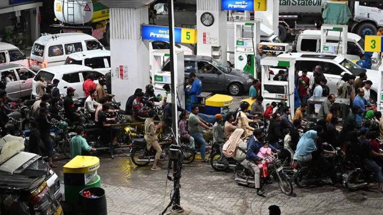 পাকিস্তানে ফের বাড়ল জ্বালানির দাম