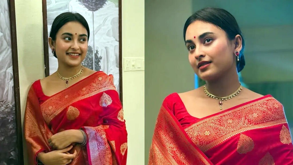 লাল শাড়িতে তটিনীর চোখজুড়ানো রূপ