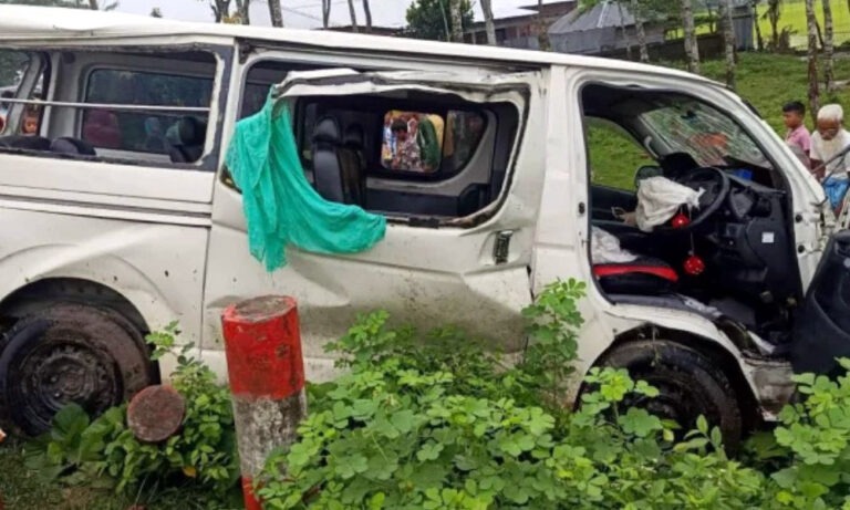 নীলফামারীতে বর-কনে নিয়ে খাদে মাইক্রোবাস, নিহত ২