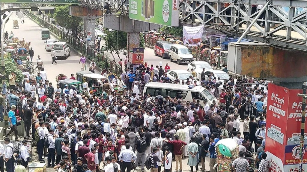 শিক্ষামন্ত্রীর পদত্যাগ দাবিতে রাজধানীতে সড়ক অবরোধ