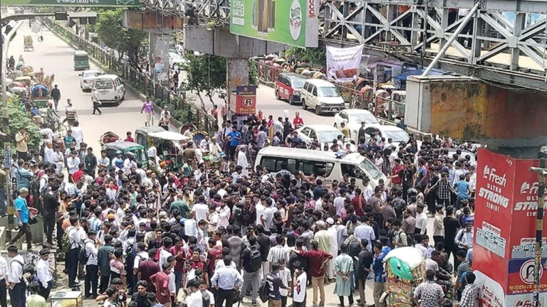 শিক্ষামন্ত্রীর পদত্যাগ দাবিতে রাজধানীতে সড়ক অবরোধ