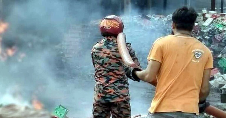 চকবাজারে ভয়াবহ আগুন, নিয়ন্ত্রণে ৬ ইউনিট