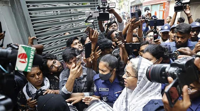 প্যারোলে মুক্তি পেয়ে ঢাকার বাস ভবনে দীপু মনি
