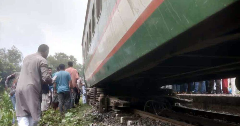 সিরাজগঞ্জে ট্রেনের বগি লাইনচ্যুত, ঢাকার সঙ্গে উত্তরবঙ্গের রেল যোগাযোগ বন্ধ
