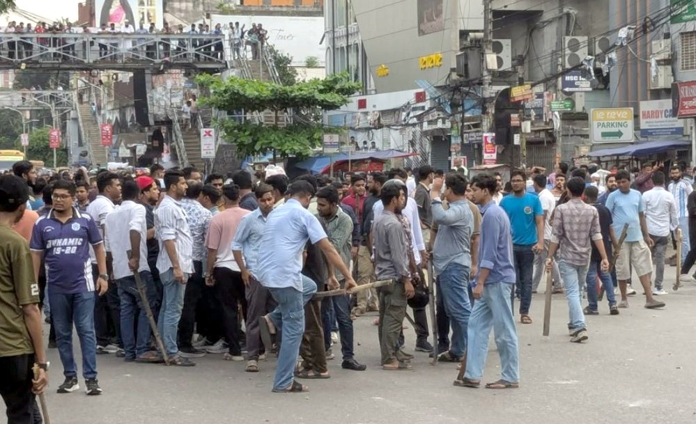 সাইন্সল্যাবে ছাত্রদল-ছাত্রশিবির সংঘর্ষ, পুলিশ মোতায়েন