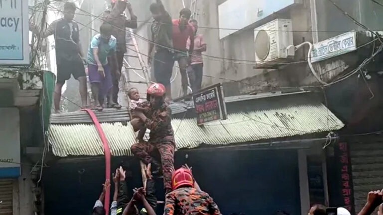 কোম্পানীগঞ্জে মার্কেটে আগুন, নারী ও শিশুসহ উদ্ধার ১৫
