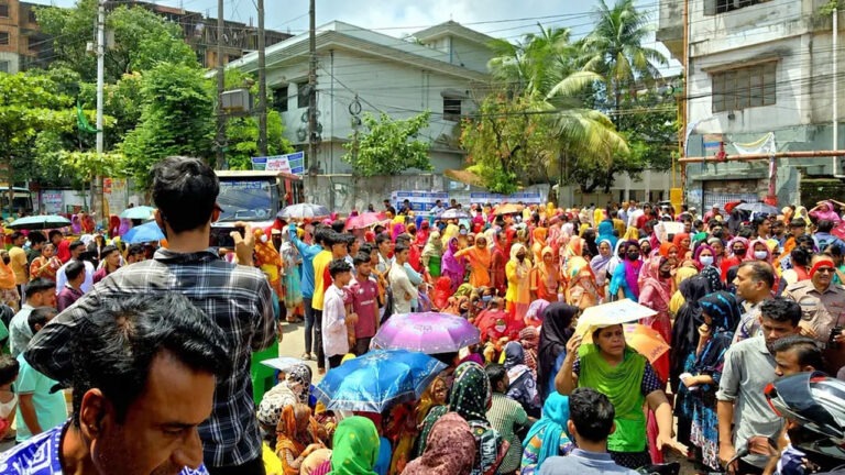 চট্টগ্রামে বকেয়া বেতনের দাবিতে পোশাক শ্রমিকদের সড়ক অবরোধ