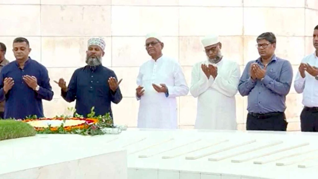 শপথের আগে জিয়া ও খালেদা জিয়ার কবর জিয়ারত করলেন মির্জা ফখরুল