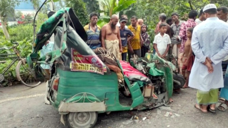 সিরাজগঞ্জে ট্রাকের পেছনে সিএনজির ধাক্কা, নিহত ২