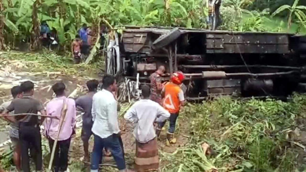 গোপালগঞ্জে নিয়ন্ত্রণ হারিয়ে বাস খালে, নিহত ৩