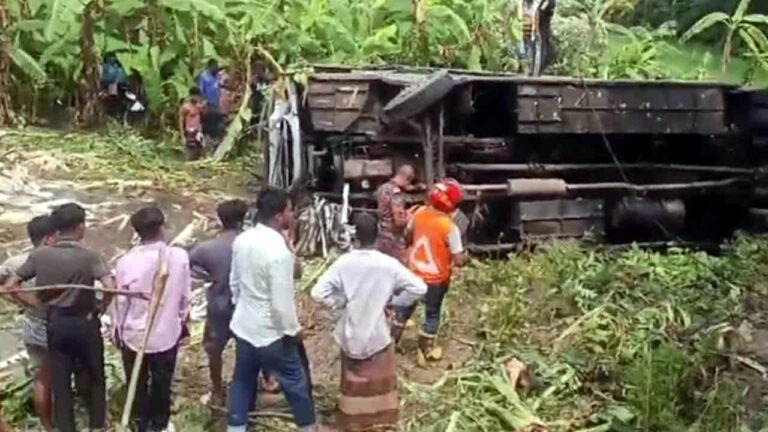গোপালগঞ্জে নিয়ন্ত্রণ হারিয়ে বাস খালে, নিহত ৩