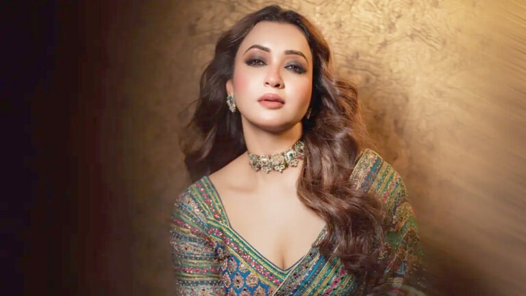 শাড়িতে দেশি আবহে কৌশানি মুখার্জি