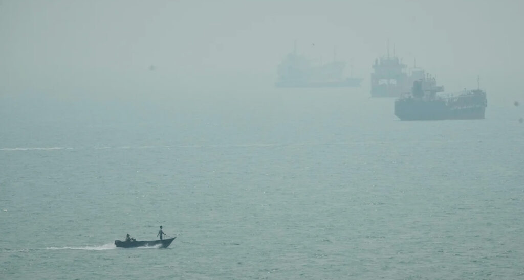 হরমুজ প্রণালীতে জাহাজে হামলায় হতাহত ৪