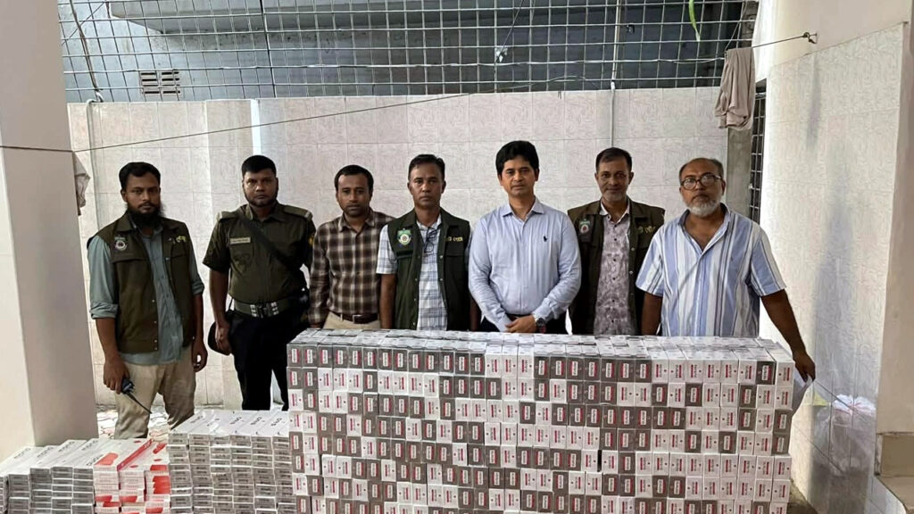 মোহাম্মদপুরে গোপন গুদামে ৩ লাখ ১৬ হাজার বিদেশি সিগারেট জব্দ