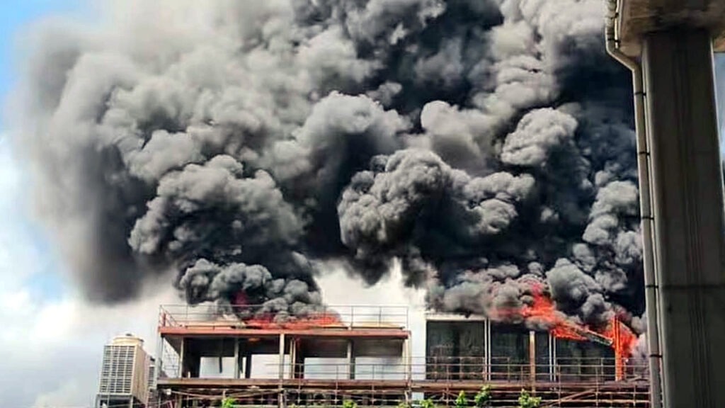 মহাখালীতে ভবনে আগুন, নিয়ন্ত্রণে ফায়ারের ৩ ইউনিট