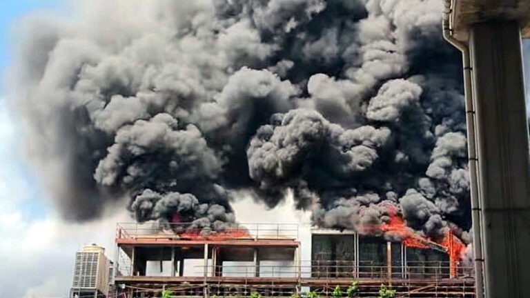 মহাখালীতে ভবনে আগুন, নিয়ন্ত্রণে ফায়ারের ৩ ইউনিট