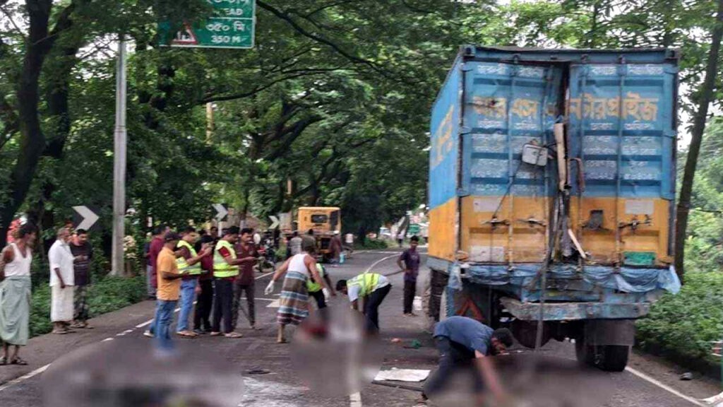 দাঁড়িয়ে থাকা কাভার্ডভ্যানে বাসের ধাক্কা, চালক-হেলপারসহ নিহত ৩
