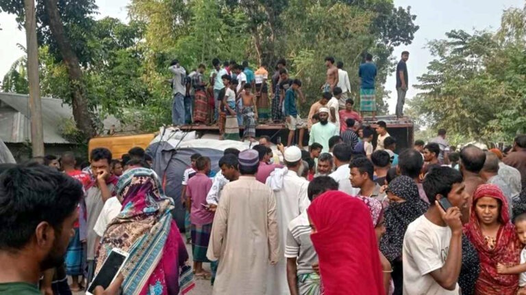 কুড়িগ্রামে ট্রাকচাপায় প্রাণ গেল ইজিবাইকের ৫ যাত্রীর