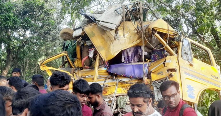 নাটোরে বাস-ট্রাক সংঘর্ষে নিহত বেড়ে ১৪