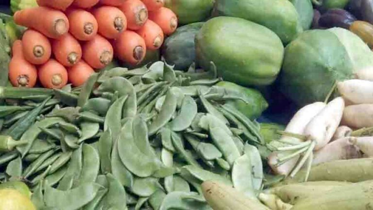 রাজধানীর বাজারে শিম চড়া, স্বস্তি পেঁপেতে