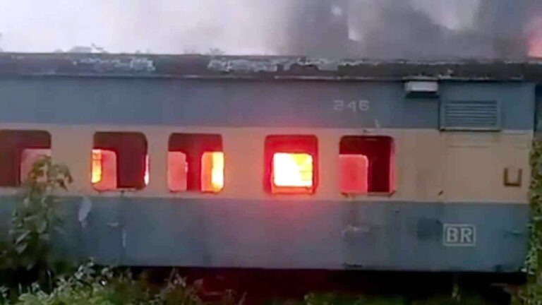 চট্টগ্রামে ট্রেনের বগিতে আগুন