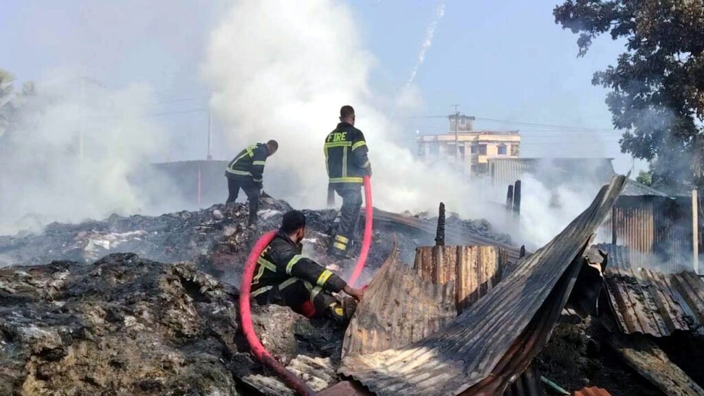 গাজীপুরে ভয়াবহ অগ্নিকাণ্ড, মসজিদসহ ২০ টি দোকান পুড়ে ছাই