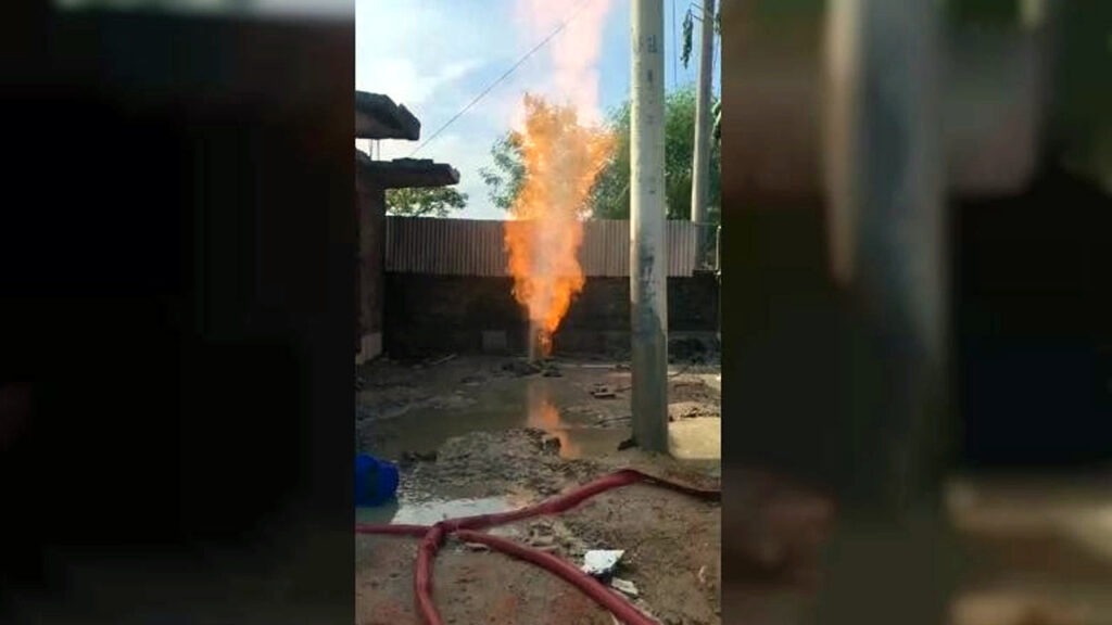 নলকূপ বসাতে খোঁড়াখুঁড়ি, মাটির নিচ থেকে বের হলো আগুন